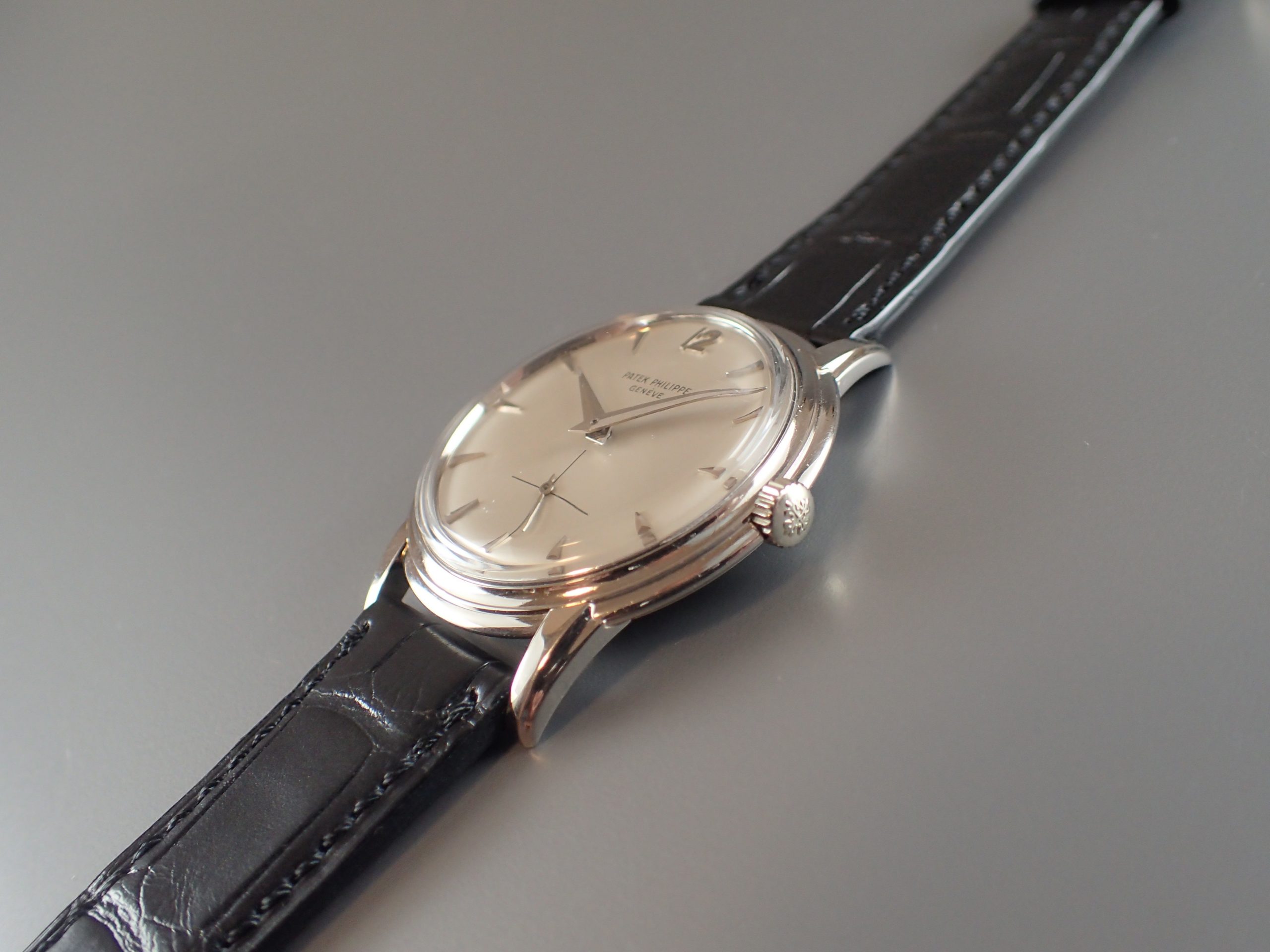 ホワイト、手巻きモデル