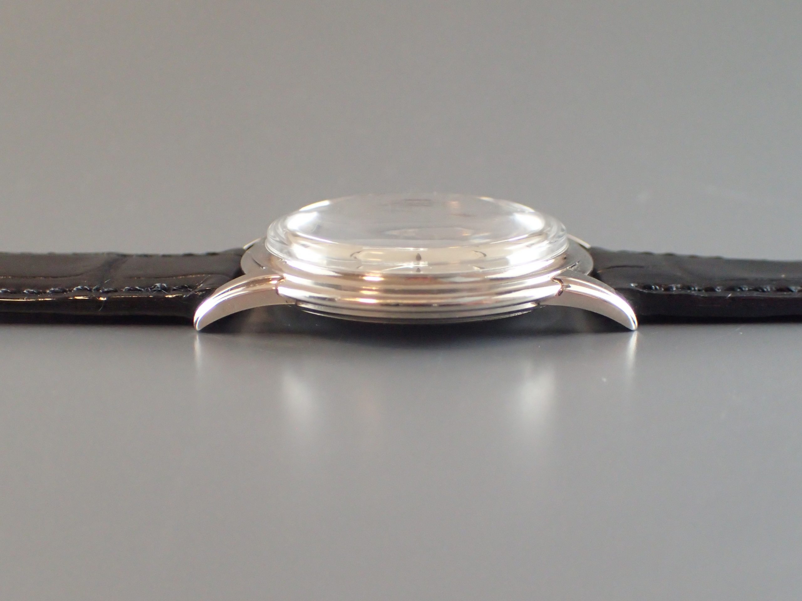 ホワイト、手巻きモデル