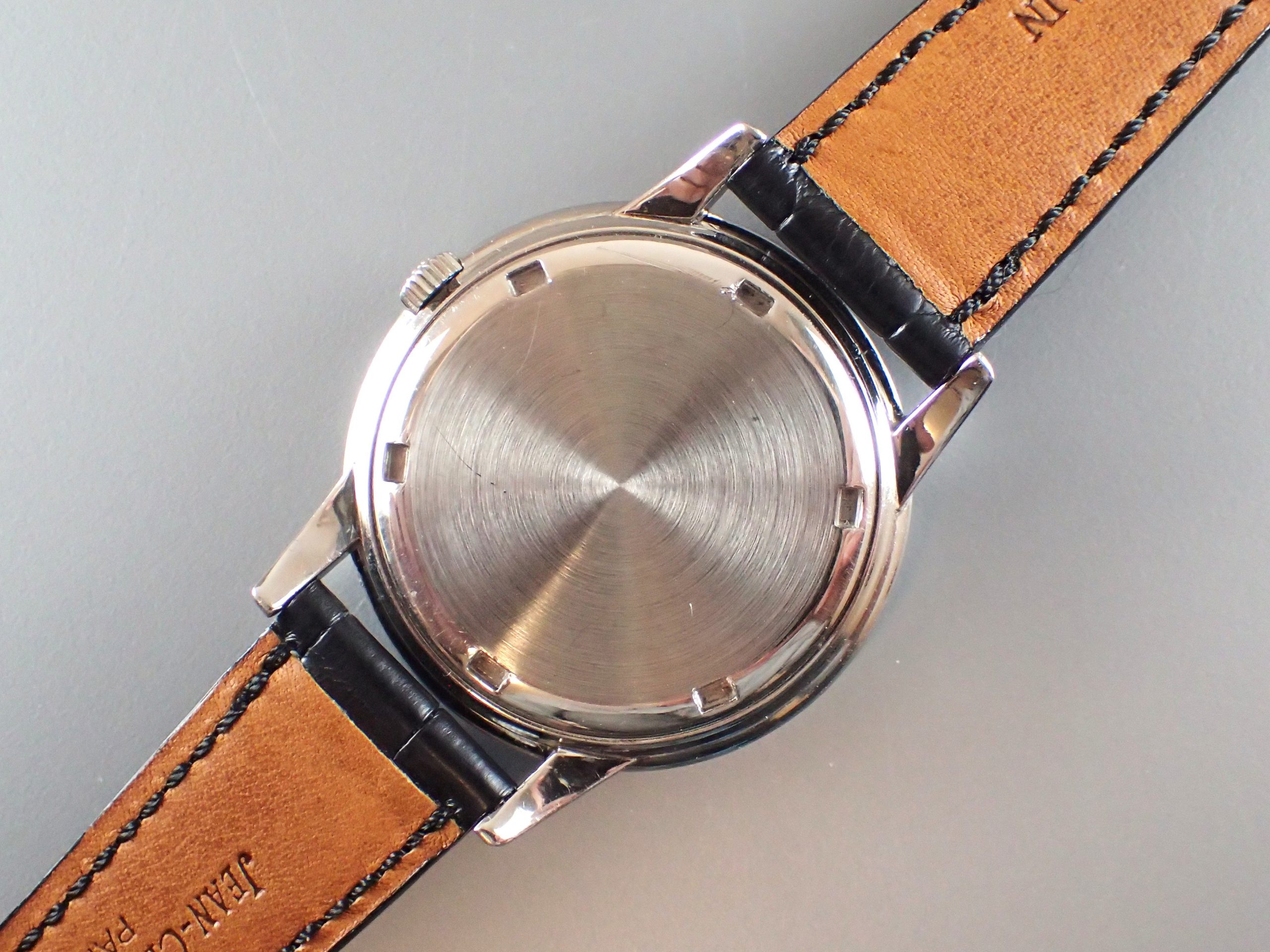 ホワイト、手巻きモデル