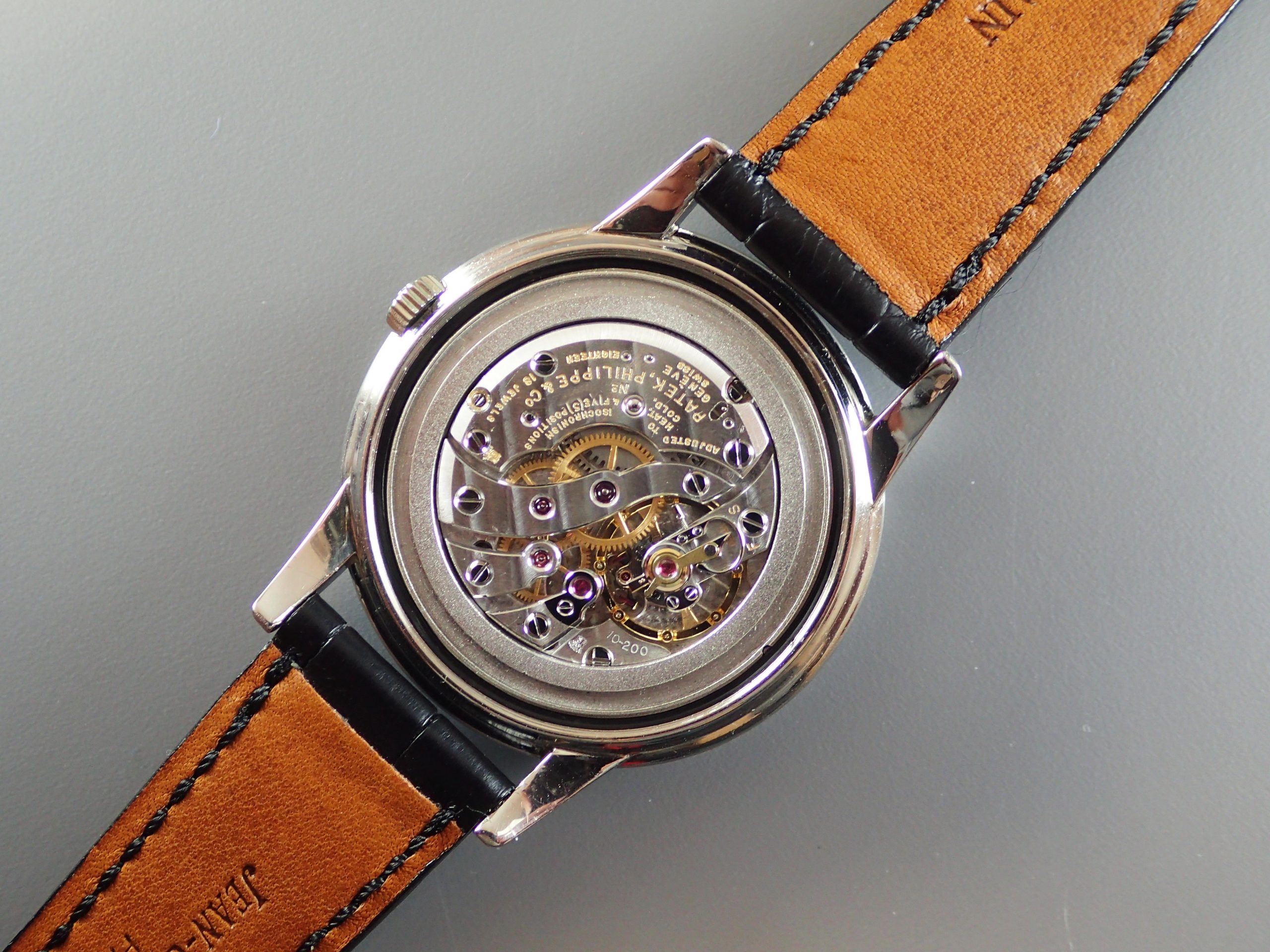 ホワイト、手巻きモデル