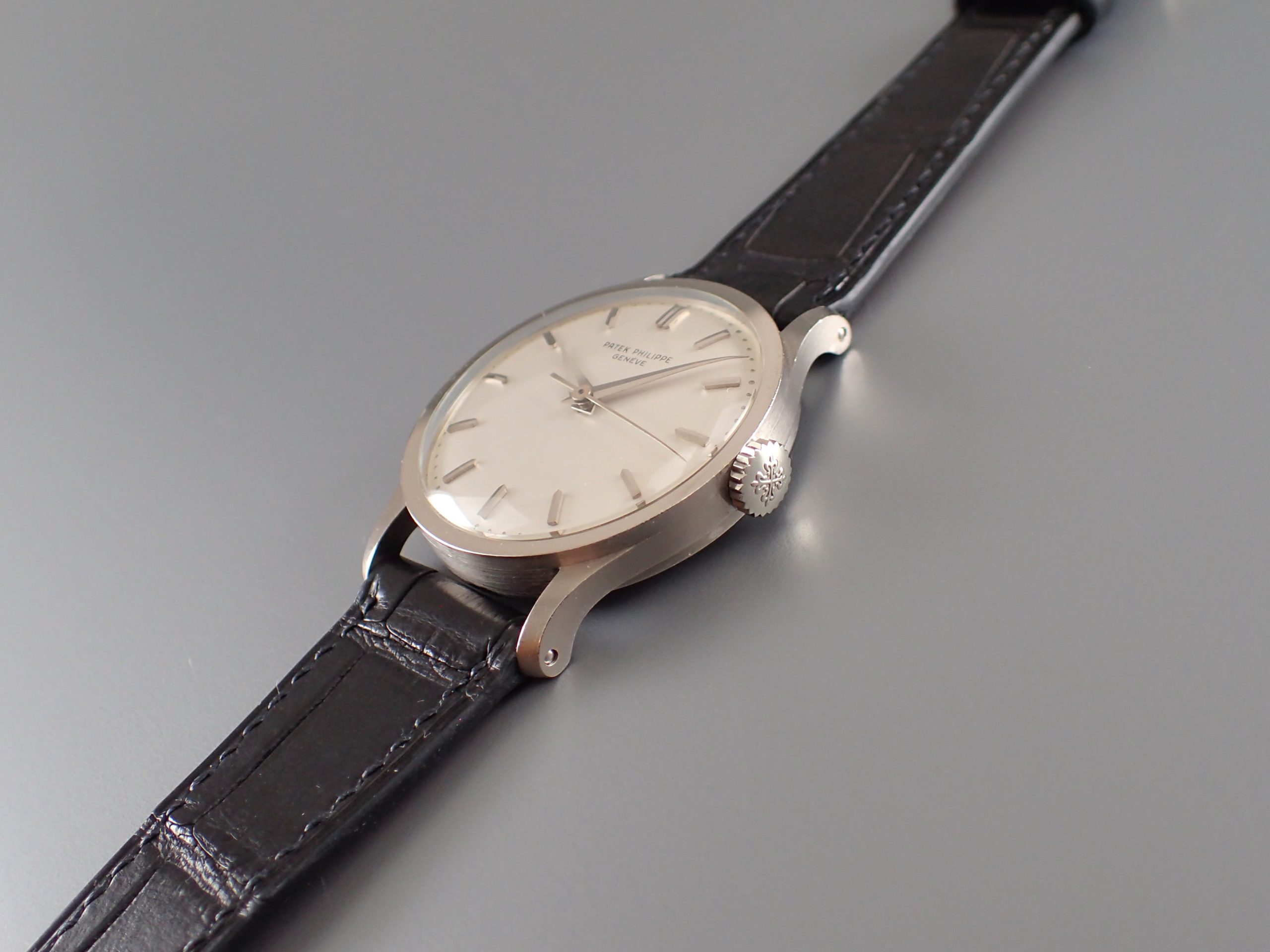 white, Sweep seconds