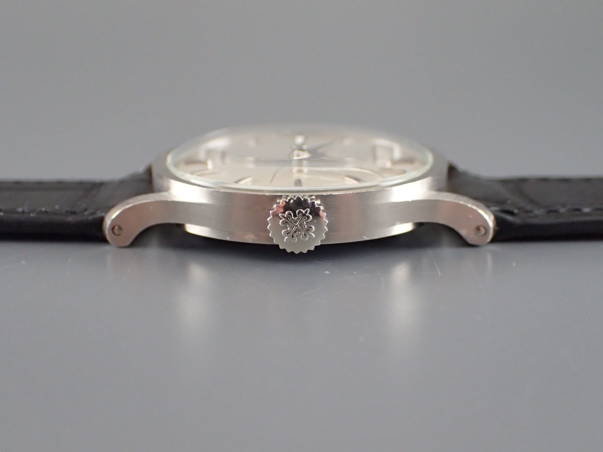 white, Sweep seconds