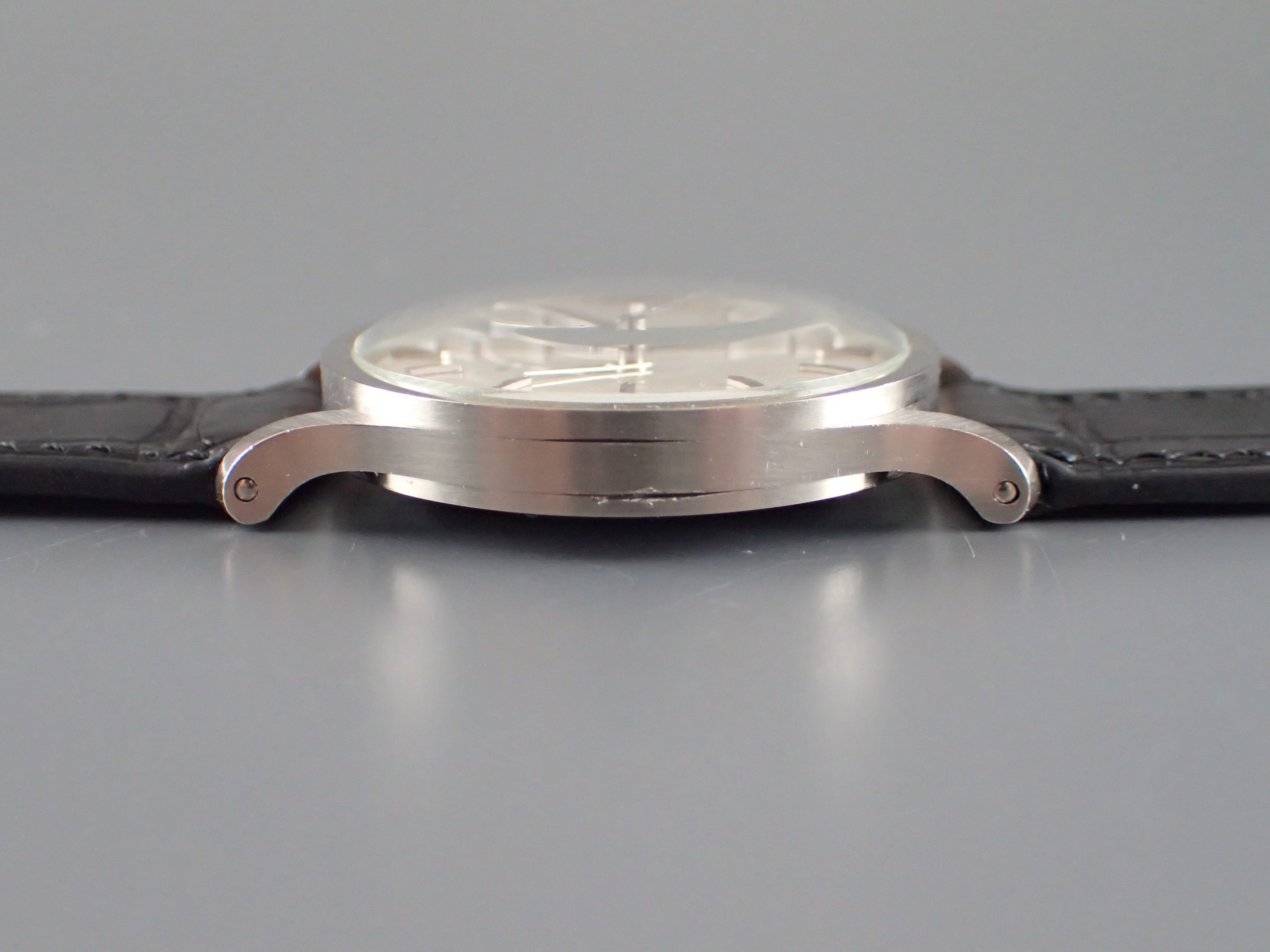 white, Sweep seconds