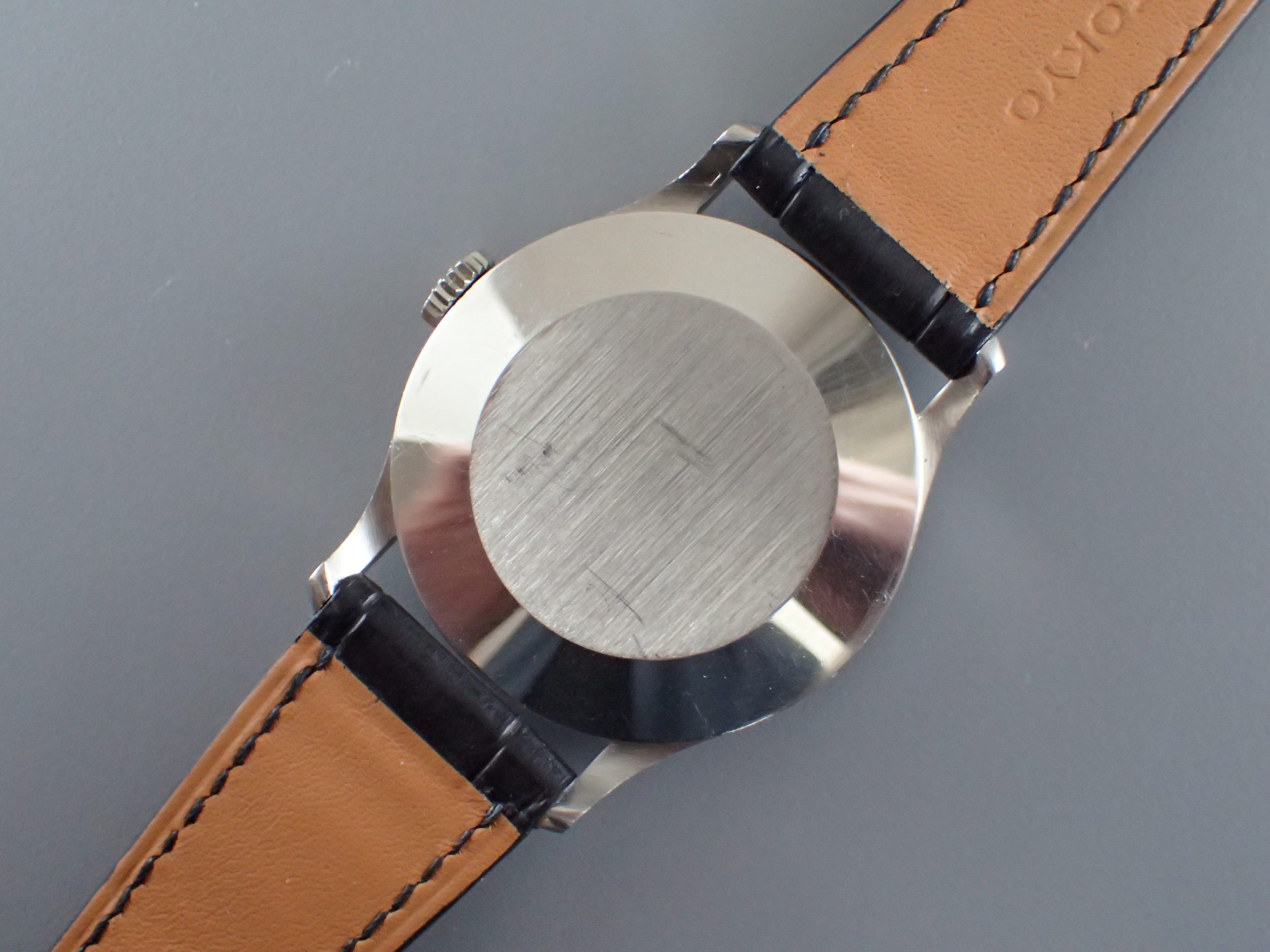 white, Sweep seconds